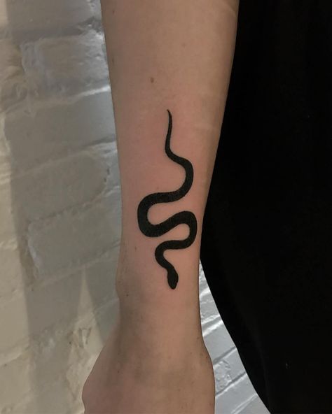 20+ Simple Snake Tattoo Ideas | PetPress Tattoo Cobra, Black Snake Tattoo, Traditional Snake Tattoo, Small Snake Tattoo, Bodysuit Tattoos, Tato Tradisional, Tattoo Snake, Tattoo Diy, Serpent Tattoo