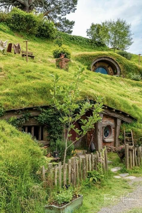 Casa Do Hobbit, Green Dragon Inn, Bedford England, Hobbit Homes, Casa Hobbit, Hobbit Home, Earth Sheltered Homes, Underground House, Hobbit Houses