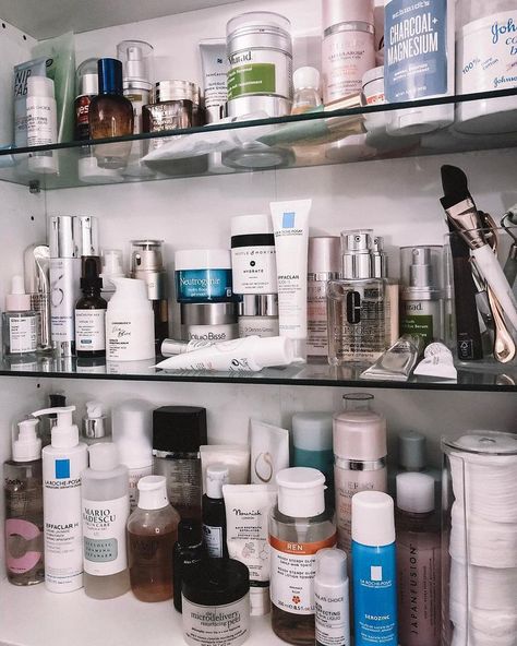 Skincare shelfie. Skincare routine inspiration. Bathroom shelfie.  #stylelobster Shelfie Skincare, Bathroom Shelfie, Skincare Shelfie, Routine Inspiration, Minimal Beauty, Skincare Samples, Inspiration Bathroom, Minimalist Beauty, Best Skincare Products