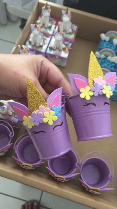 These are super cute purple buckets turned into mini unicorns. Perfect for goody bags! Great for a unicorn party. #diypartybags Diy Unicorn Birthday Party, Unicorn Birthday Party Decorations, Unicorn Themed Birthday Party, Diy Unicorn, Unicorn Crafts, Unicorn Baby Shower, Unicorn Theme, Unicorn Cake, Unicorn Birthday Parties