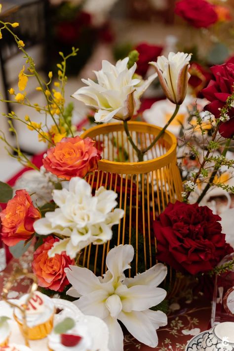 Asian Inspired Floral Arrangements, Chinese Inspired Wedding Decor, Chinese Wedding Table Decor, Chinese Wedding Table Setting, Asian Centerpiece Ideas, Cny Table Setting, Chinese Wedding Centerpieces, Sangjit Decoration Backdrop, Chinese Wedding Flowers