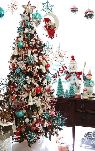 i am obsessed with all things red and turquoise. this would be perfect for my living room! Nz Christmas, Turquoise Christmas Tree, Aqua Christmas, Amazing Christmas Trees, Turquoise Christmas, Red Christmas Tree, Beautiful Christmas Trees, Colorful Christmas Tree, Primitive Christmas