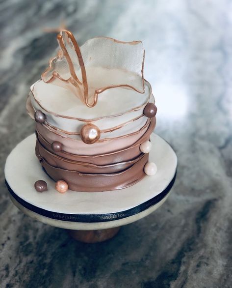 Brown Cake Aesthetic, Brown Cake Design, 19th Birthday Cakes, Brown Cake, Deep Wallpaper, 20th Bday, Cake For Boyfriend, Bday Dinner, White Birthday Cakes