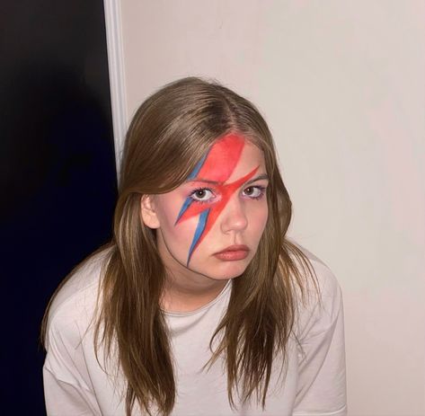 #davidbowie #davidbowiesmakeup #makeupdavidbowie #grunge #vintageaesthetic #the marauders #remuslupin #80s David Bowie Makeup, David Bowie Costume, Trendy Halloween Costumes, Make Up Inspo, Halloween Costume Outfits, Halloween Inspo, Cute Halloween Costumes, Foto Ideas Instagram, Makati