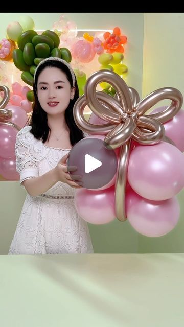 Niki_Nie on Instagram: "TUTORIAL: A present 🎁🎈
#balloon #balloondecor #balloonart #balloonartist #balloonstylist #balloonbouquet #balloonarch #balloonwall #ballooncolumns #balloonbouquet #present #gift #decoration #tutorial" Balloon Present, Balloon Decorations Diy Tutorials, Balloon Hacks, Flower Arches, Party Ballons, Balloon Gifts, School Christmas Party, Candy Cup, Clear Balloons