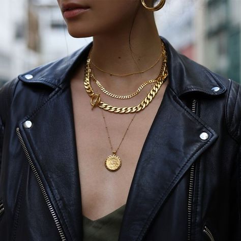 Found: 20 Pieces of Jewelry That Are Too Good Not to Layer Necklaces Inspiration, Accessories 2020, Necklace Aesthetic, Lucy Williams, Contemporary Necklace, Layering Necklaces, Streetwear Fits, Chunky Chain Necklaces, Outfit Jewelry