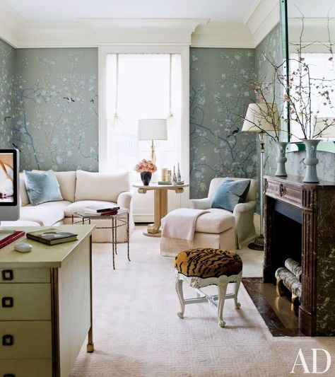 65 Home Office Ideas That Will Inspire Productivity | Architectural Digest Wallpaper Office, Wallpaper Room, Traditional Office, New York City Apartment, Chinoiserie Wallpaper, Up House, Décor Boho, Stunning Wallpapers, Wallpaper Living Room