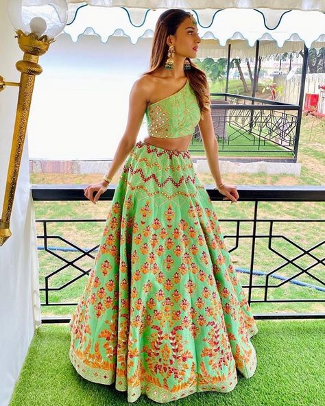 Outfits You Can Pin For Your BFF's Home Wedding! Henna Night Outfit, Wedding Dress Mermaid Lace, Mehandi Outfits, Mehndi Outfit, Erica Fernandes, Mehendi Outfits, Indian Outfits Lehenga, Lehnga Dress, Henna Night