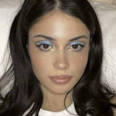 Makeup Blue Shadow, Matte Blue Eyeshadow, Kendall Jenner Blue Eyeshadow, Light Blue Shadow Makeup, Blue Eye Shadow Aesthetic, Blue Eye Shadow Make Up, Light Blue Makeup Aesthetic, One Colour Eyeshadow Look, Light Color Eyeshadow Looks