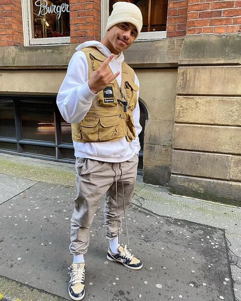 Boho Men Style, Mason Greenwood, Vest Outfits Men, Manchester Police, Football Players Images, College Fits, Street Fashion Men Streetwear, Social Media Images, Tactical Vest