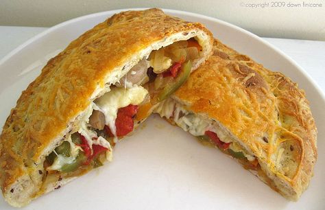 Veggie calzone Pasta Pizza, Italian Cooking Recipes, Calzone Recipe, Veggie Pizza, Processed Meat, Eat Salad, Breakfast Lunch Dinner, Cooking Inspiration, Delicious Vegetarian