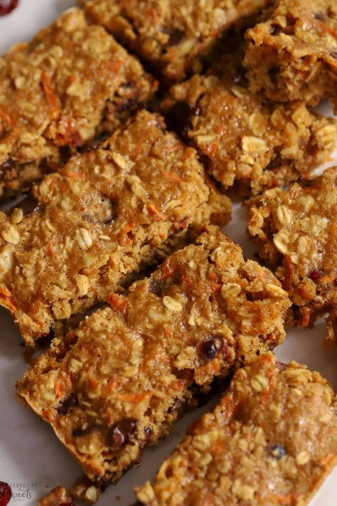 Breakfast bars on a piece of parchment paper. Bars Recipes Healthy, Kidney Friendly Recipes Renal Diet, Fruit And Chocolate, Celebrating Sweets, Oatmeal Bars Recipes, Breakfast Bars Healthy, Breakfast Bars Recipe, Fruit Desserts Easy, No Bake Oatmeal Bars