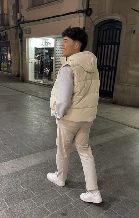 Jacket Vest Outfits Men, Beige Puffer Jacket Outfit Men, Beige Vest Outfit Men, Beige Hoodie Outfit Men, Beige Vest Outfit, Vest Outfits Men Streetwear, Bodywarmer Outfit, Puffer Vest Outfit Men, Sleeveless Jacket Outfit