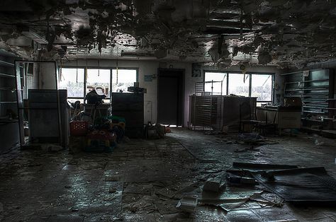 Abandoned Store, Urban Decay Photography, Store Aesthetic, Apocalypse Aesthetic, Game Engine, Abandoned Buildings, Photo Wall Art, Abandoned Places, White Art