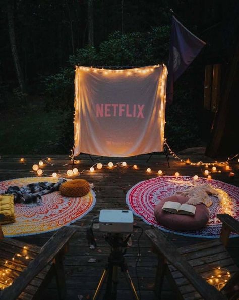 20+ Cool backyard movie theaters for outdoor entertaining Fun Garden Projects, Backyard Movie Theaters, Pyjamas Party, Backyard Movie Nights, Backyard Movie, Cute Date Ideas, Fun Sleepover Ideas, Backyard Camping, 13th Birthday Parties