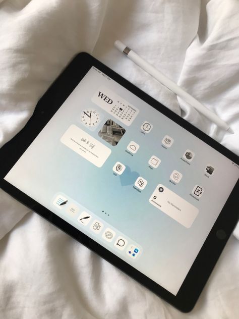 #ipad #aesthetic #aestheticwallpaper #aesthetictumblr #blue #blueaesthetic #september #school #backtoschool #studentlife #student Ipad Blue Aesthetic, Blue Ipad Aesthetic, Ipad 9th Generation Aesthetic, I Pad Aesthetic, Ipad Setup Aesthetic, Ipad Blue, School Ipad, Ipad Setup, Ipad Inspo