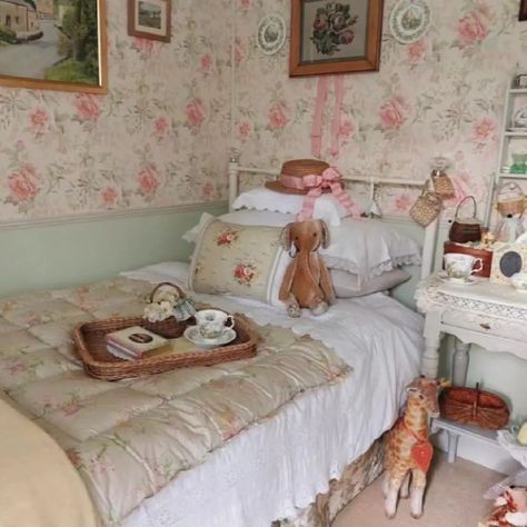 Christine Core, Shabby Chic Decor Ideas, Princess Rooms, Fairytale World, Living In The Uk, Cottage Home Decor, Fairytale Cottage, Cottage Bedroom, Cottage Home