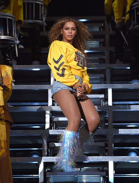 The Ultimate Beyoncé OTR & Beychella Costume Guide #refinery29 https://www.refinery29.com/en-us/2018/09/209741/beyonce-halloween-costumes-coachella-otr-outfits# Beyonce Costume, Beyoncé Wallpaper, Beyonce Coachella, Coachella 2018, Beyonce Outfits, Coachella Valley Music And Arts Festival, Beyonce Style, High Fashion Looks, Beyoncé Giselle Knowles-carter