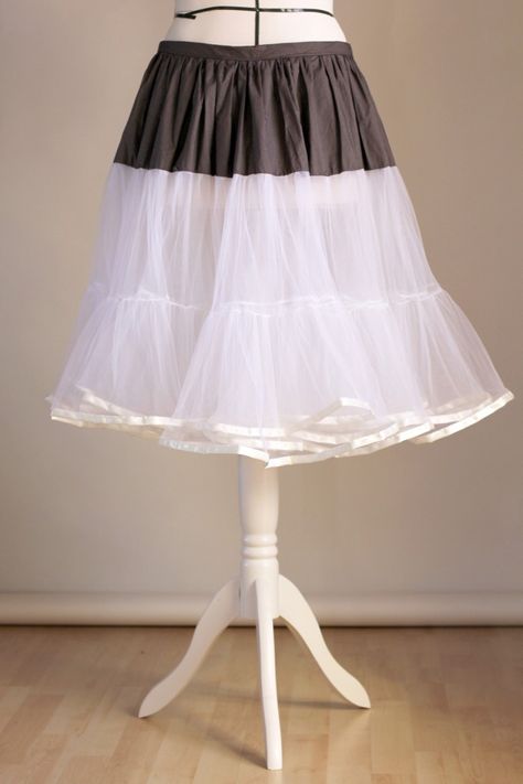 Petticoat Tutorial Free Pattern, Petticoat Pattern, Petticoat Junction, Alice Costume, Tulle Petticoat, Garment Sewing, Sewing Things, How To Make Skirt, Make Your Own Dress