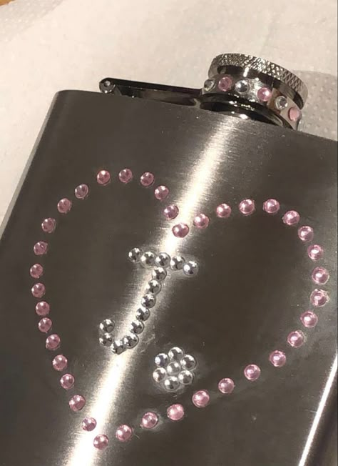 Alcohol Flask Aesthetic, Bedazzled Hydro Flask, Hip Flask Ideas, Hip Flask Design, Diy Flask Decorating Ideas, Hip Flask Aesthetic, Cute Flask, Flask Design Ideas, Bedazzled Flask