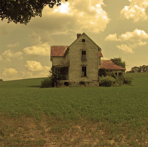 Dr Aesthetic, Creepy Old Houses, Abandoned Farmhouse, Abandoned Structures, Farm Town, Abandoned Farm, Motorcycle Ride, Rp Ideas, Farm Houses