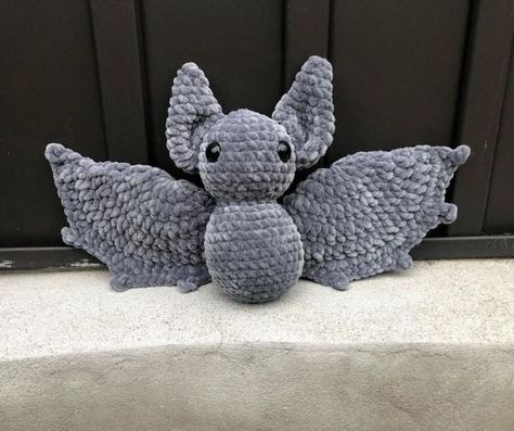 Spooky Kawaii Halloween Bat Get the pattern Kawaii Bat, Crochet Pour Halloween, Crochet Bat, Diy Crochet Toys, Easy Crochet Animals, Crocheted Toys, Confection Au Crochet, Bat Pattern, Halloween Crochet Patterns