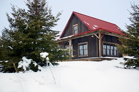 Venture off the beaten path to find a winter cabin that’s as stylish as it is inviting. Cabin built by the Kohler Company. Romantic Trips, Red Roof House, Metal Roof Houses, Cozy Winter Cabin, Tranquil Bathroom, Porch Inspiration, Cottage Journal, Standing Seam Roof, Cabin Exterior