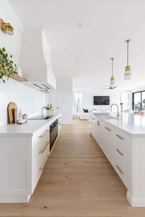 The hamptons style kitchen features blonde oak flooring, white Shaker cabinets, and brushed brass tapware. Cabarita Beach, Brownstone Interiors, Hamptons Kitchen, Interior Design Minimalist, Flat Decor, Fabulous Kitchens, Home Bunch, Interior Minimalista, Coastal Kitchen