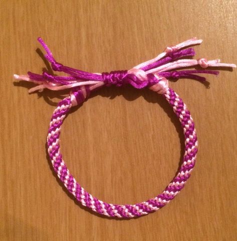 Kumihimo Tutorial Video, Trollen Wheel, Flat Kumihimo Patterns, Sculpy Ideas, How To Finish Kumihimo Bracelet, 7 Strand Kumihimo Patterns, Kumihimo Diy, Kumihimo 4 Strand, Japanese Braiding Kumihimo