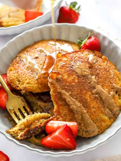 The best fluffy homemade almond flour pancakes. A Super easy recipe made with only a few ingredients. Low in carbs, Keto, and gluten-free. No banana, all clean ingredients and a simple pancake recipe your family will love! Low Carb Pancakes Almond Flour, Simple Pancake Recipe, Easy Pancake Mix, Simple Pancake, Make Almond Flour, Banana Oatmeal Pancakes, Scd Diet, Almond Flour Pancakes, Low Carb Pancakes