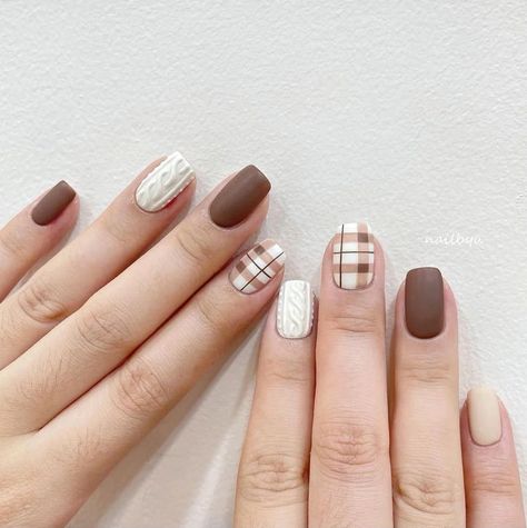 Cute Nails Winter, Nails 2023 Trends, Argyle Nails, Plaid Nail Designs, Fall Thanksgiving Nails, Fall Nail Ideas, Brown Nails Design, Chrome Nails Designs, Gel Acrylic Nails