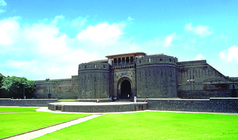 The Palace of the Peshwas, Shanivar Wada was built back in 1732 in the city of Pune. Its old-world charm continues to blow the minds of visitors even today. Shaniwar Wada, Maratha Empire, Haunting Stories, Indian Flag Images, Wildlife Sanctuary, Rent A Car, Old World Charm, Pune, Tourist Attraction