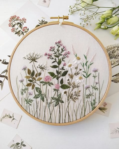 Floral Wreath Embroidery Pattern, Wreath Embroidery Pattern, Floral Wreath Embroidery, Floral Hand Embroidery, Wreath Embroidery, Embroidery Hoop Wall Art, Diy Embroidery Designs, Pola Sulam, Hand Embroidery Projects