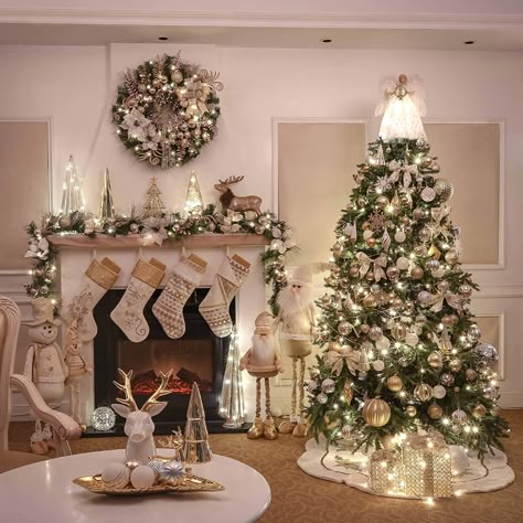 Christmas Gold And White Decorations, Beige Gold Christmas Tree, Christmas Decorations Gold And White, Warm White Christmas Tree, White And Gold Ornaments Christmas Tree, Christmas Tree Beige And Gold, Beige And White Christmas Tree, Champagne And White Christmas Decor, White Themed Christmas Decor