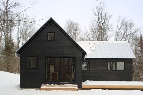 Cabin Exterior, Dark House, Timber Construction, Casa Exterior, Modern Barn, Black House Exterior, Farmhouse Exterior, Modern Cabin, House Goals