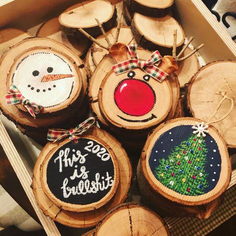 Tree Round Ornaments, Wood Round Painted Ornaments, Round Wood Pieces Crafts, Wood Piece Ornaments Diy, Diy Wood Round Ornament, Wood Rounds Ornaments, Wooden Circle Christmas Ornaments, Christmas Wood Round Ornaments, Christmas Wooden Rounds