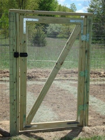 Handmade garden gate Chicken Wire Gate Diy, Garden Fence Gate Ideas, Diy Garden Gates Ideas, Wire Fence Gate, Fences Design, Outdoor Gates, Chicken Fence, Fence Door, Fenced Vegetable Garden