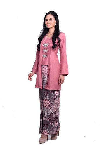 Alya Rania Kebaya Kota Bharu from KAMDAR in Multi and Brown Alya Rania Kebaya Kota Bharu from KAMDAR in Multi and Brown Top -Regular Fit Kebaya -V neckline -Unlined -Back zip fastening Skirt -Side elasticated w... Check more at http://www.bajukurungmoden.net/alya-rania-kebaya-kota-bharu-from-kamdar-in-multi-and-brown/ Ootd Kebaya, Kebaya Moden, Baju Kurung Moden, Kota Bharu, Kurung Moden, Women Blouses Fashion, Fashion Illustration Dresses, Brown Top, Clothes Women