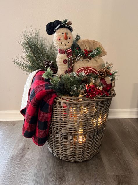 Front Door Christmas Decor Basket, Christmas Baskets Decorations, Christmas Wire Basket Decor Ideas, Basket Decor For Christmas, Christmas Decor Basket Ideas, Christmas Bucket Decoration Ideas, Christmas Basket Decor Ideas, Christmas Basket Decoration Ideas, Christmas Basket Decoration