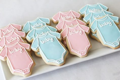 Baby shower cookies Onesie Cookies, Gender Reveal Cookies, Gender Reveal Announcement, Idee Babyshower, Crazy Cookies, Shower Cookies, Gender Reveal Party Decorations, Baby Cookies