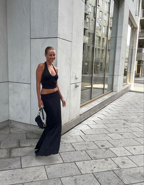 Maxi Skirt Night Outfit, Long Black Skirt Outfit Party Night, Black Maxi Skirt Outfit Ideas Summer, Black Maxi Skirt Outfit Summer, Long Black Skirt Outfit Aesthetic, Long Black Skirt Outfit Summer, Black Maxi Skirt Outfit Ideas, Black Long Skirt Outfit, Long Black Skirt Outfit