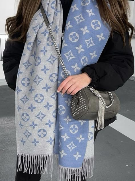 Lv Scarf Outfit, Scarfs Winter, Lv Scarf, Hijab Fashion Summer, Prom Dresses Long Pink, Scarf Trends, Winter Fashion Outfits Casual, Casual Outfit Inspiration, Scarf Women Fashion