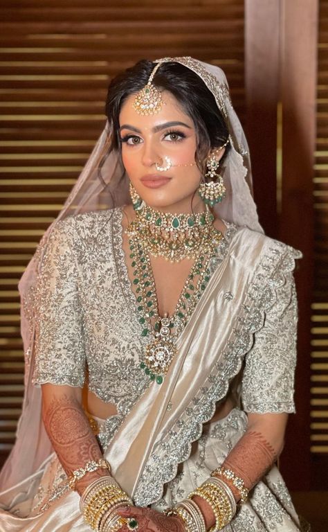 White Dress Makeup Look Indian, Indian Bridal Makeup Natural Brides, Indian Bridal Makeup Wedding, Reception Makeup Indian Bride, Natural Bridal Makeup Indian, Indian Reception Outfit, Reception Makeup, Latest Bridal Makeup, Indian Makeup Looks