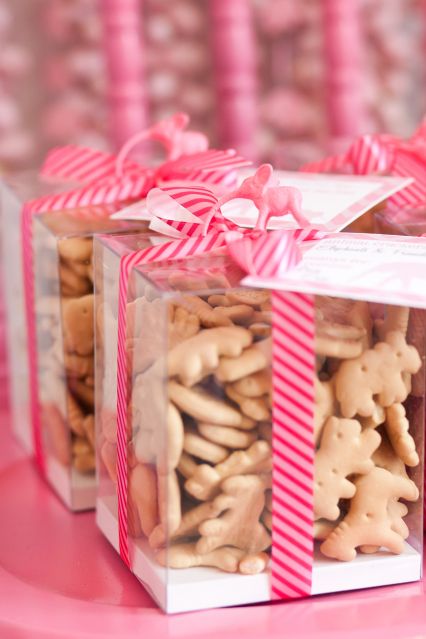 Elephant Baby Shower party favors via www.karaspartyideas.com Animal Cracker Favors, Lila Party, Fiesta Shower, Baby Shower Favors Diy, Baby Elefant, Elephant Theme, Elephant Baby Showers, Fiesta Baby Shower, Animal Crackers