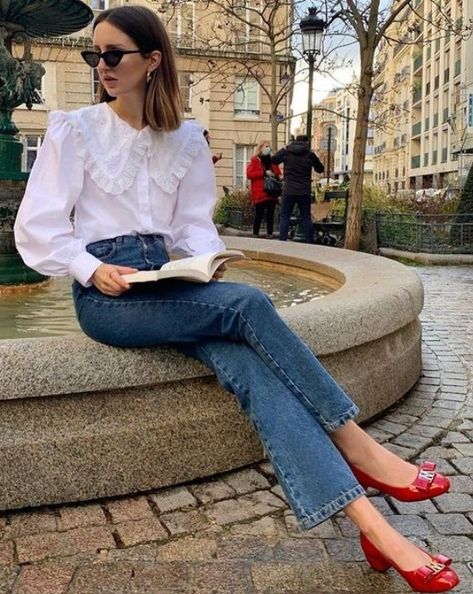 Autumn Parisian Outfit, Parisian Jeans Outfits, Simple Parisian Style, Small Woman Outfit, Classy Elegant Outfits Summer, Blue Jeans Work Outfit, French Outfit Style Classy, Spring Parisian Style, Classy Casual Style