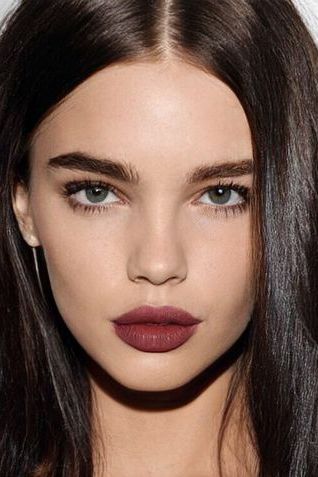 makeup for brunettes with a dark red lipstick Dark Hair Colors For Green Eyes, Makeup For Fair Skin Dark Hair, Green Eyes Dark Hair Makeup, Dark Lip Makeup Look Pale Skin, Makeup For Dark Hair Green Eyes, Dark Brown Hair Makeup, Red Lipstick For Soft Summer, Dark Hair Green Eyes Makeup, Dark Lips Aesthetic