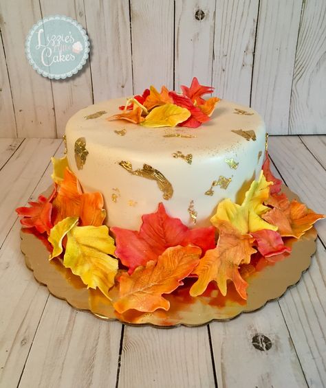 Autumn Fall leaves cake! Autumn Cake Ideas Birthday, Pastel Thanksgiving, Fall Theme Cakes, Autumn Cakes, Greenery Cake, Fall Leaf Cake, Fall Birthday Cakes, Leaves Cake, Sweet Potato Leaves