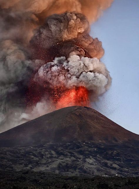 The most beautiful shot of this eruption of Volcano Etna, Sicily - Italy Etna Volcano, Sicily Italy, 2025 Vision, Volcano, Sicily, Most Beautiful, Vision Board, Wine, Italy