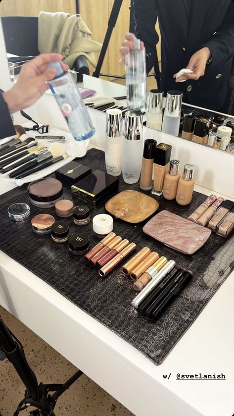 Makeup Stylist Aesthetic, Mua Set Up, Make Up Artist Outfits, Makeup Artist Set Up, Makeup Artist Job, Makeup Artist Aesthetic, Makeup Artist Career, Professional Makeup Set, Artist Career