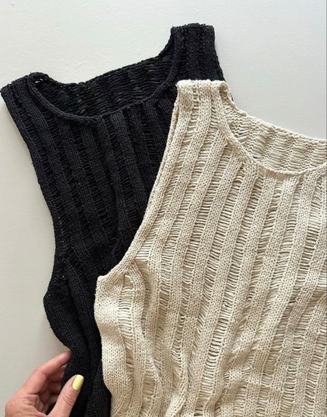 Knitting Inspiration Summer, Knitted Top Summer, Knitted Summer Clothes, Knit Top Aesthetic, Summer Knit Top Pattern Free, Summer Knitting Ideas, Knitting Summer Tops, Summer Knitting Projects, Summer Knit Top